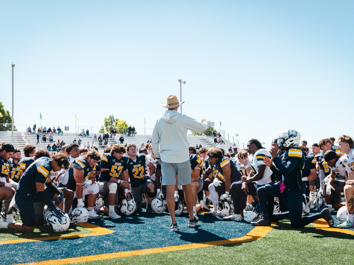 UNC_BearsFB's tweet photo. 🔵 &amp; 🟡

📸 Jesus Ayala

#BearCountry https://t.co/5oMOEzw9yg