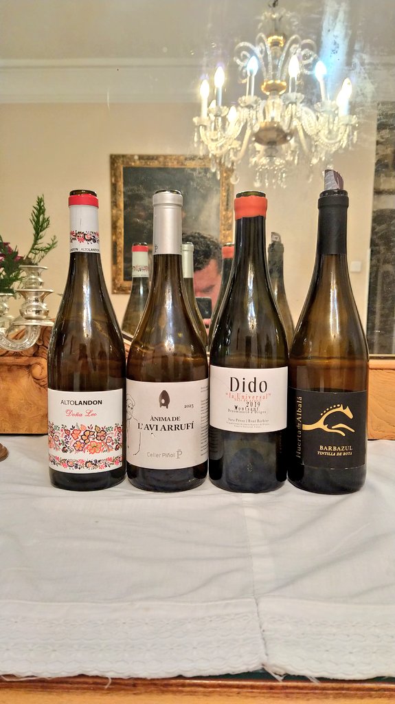 MiguelCallejaO's tweet photo. Los cuatro de ayer para brindar por ella 💜💜💜 @Altolandon @CellerPinol @venusuniversal @huertadealbala https://t.co/pibS3igyaq