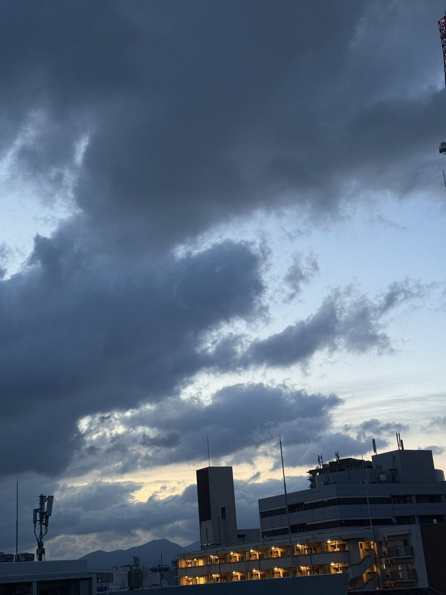 おはようございます
いつもと違って中央区

乾いた空気

雨は止んで、晴れてきている福岡の朝です

#イマソラ #カコソラ #福岡市
#春　#igで繋がる　
#朝焼け #おはよう