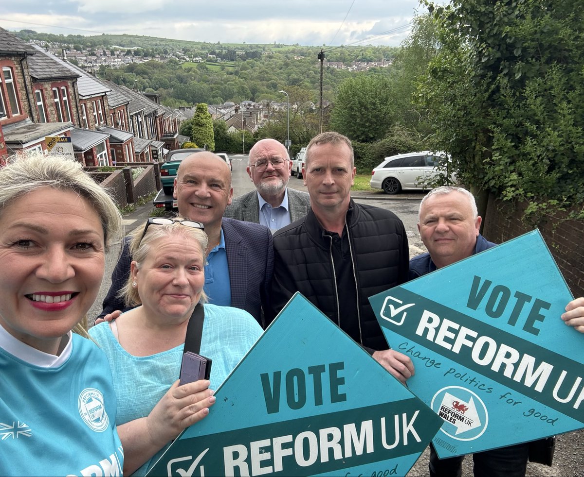 LauraJ4SWEast's tweet image. Great afternoon in Pontypool. The shift from Labour to @reformparty_uk is seismic. Quite incredible.

4 Days to go, until a new era in Welsh politics begins 🌅

For real change, VOTE Reform @RUKWales 🏴󠁧󠁢󠁷󠁬󠁳󠁿 
next THURSDAY 7th MAY 🗳️

#pontypool #sirfynwytorfaen #wales 🏴󠁧󠁢󠁷󠁬󠁳󠁿