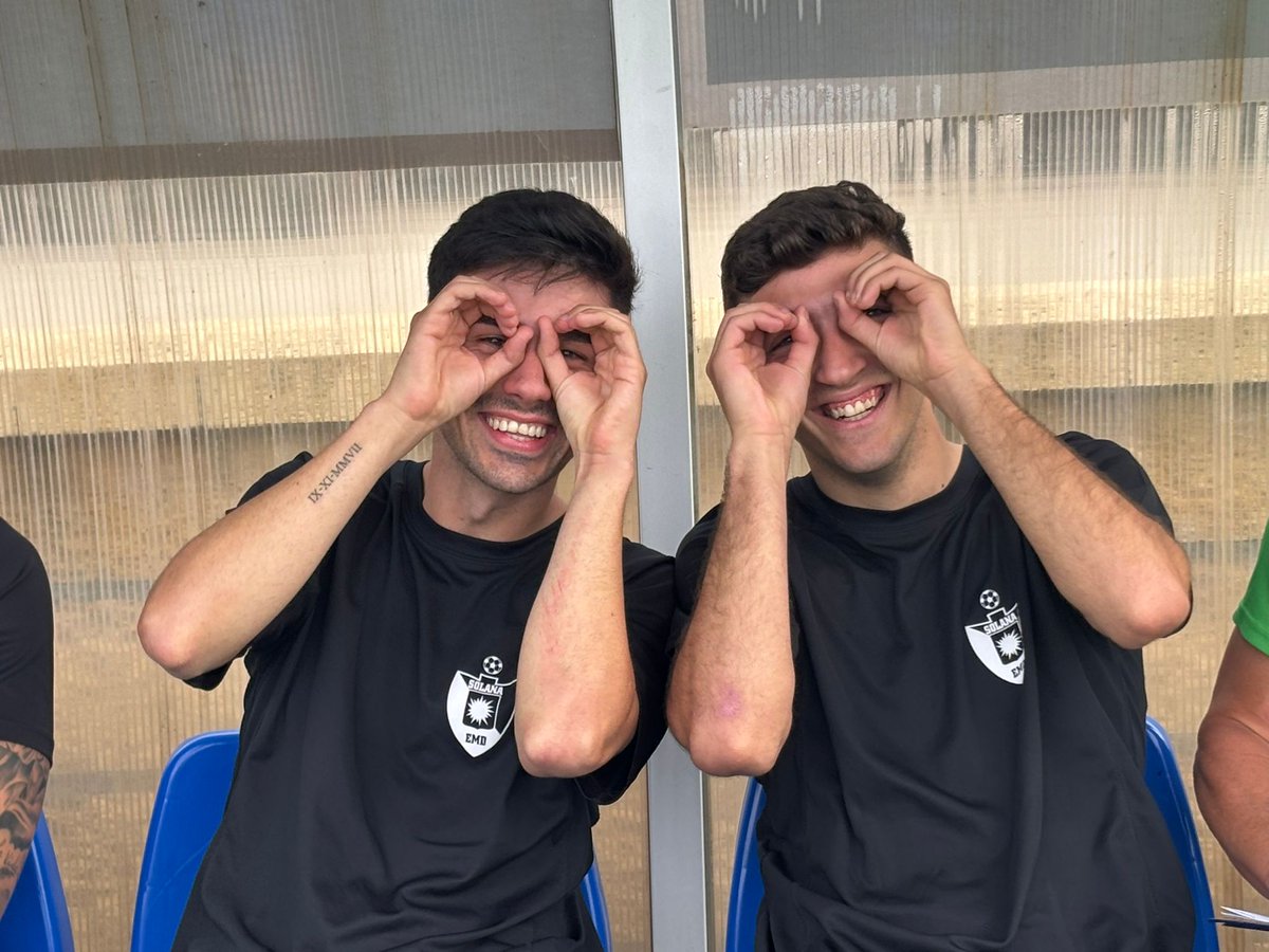 SolanaEMD's tweet photo. 📷 Algunas de las imágenes del último partido de liga de esta temporada.

Gracias a toda nuestra afición por acompañarnos durante este año.

🍀 Mucha suerte a la @UCLaEstrella en su fase de ascenso a #TerceraRFEF.

#SolanaLaEstrella 
#AmarillodeCorazón 💛 https://t.co/uujbpbpDlH