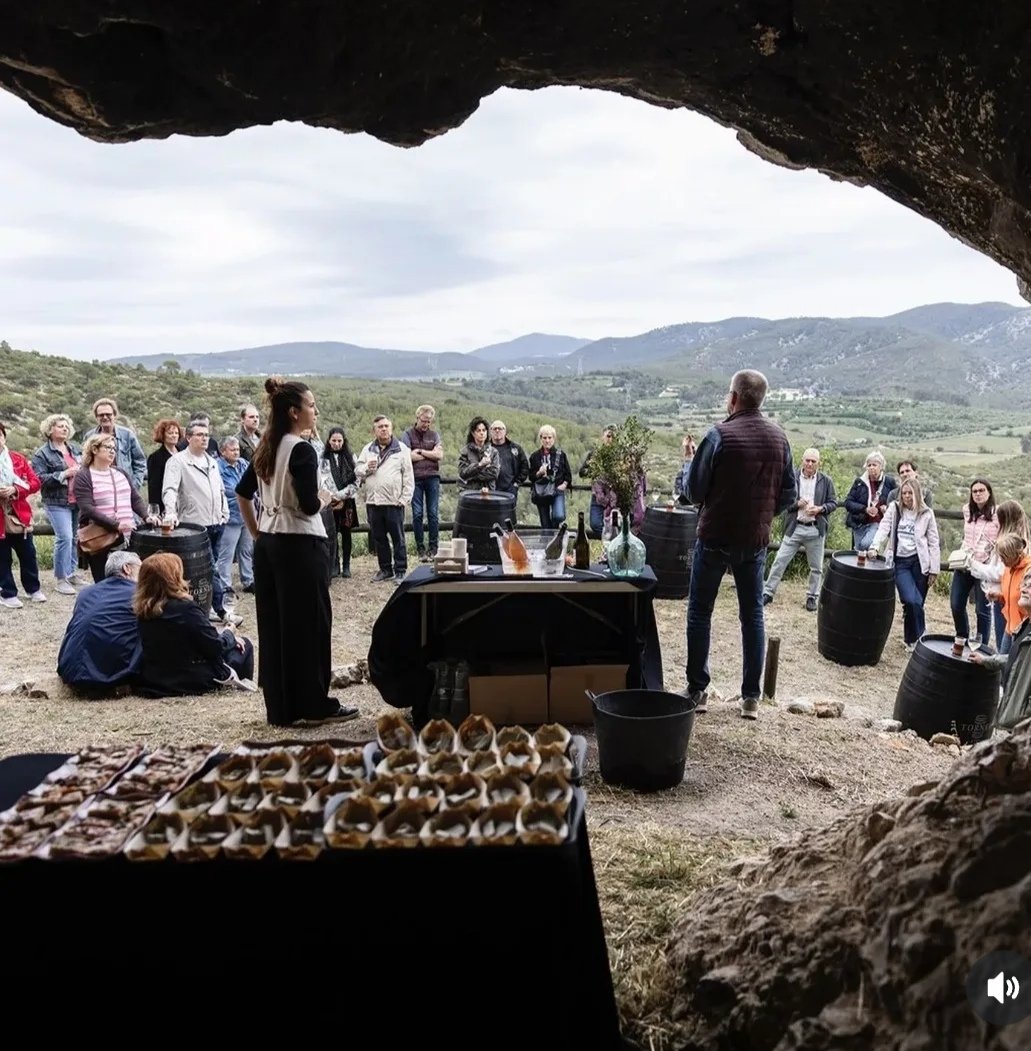 cuscoberga's tweet photo. Al #Microvi2026 Passejada i tast maridat a la Cova Gran en un entorn natural privilegiat i dinamitzat per @CARAMCARAMMM  i @cuscoberga 
@penedesturisme #winelovers
@BCNmoltmes @VisitaAvinyonet
https://t.co/ado7ErJCGf https://t.co/Pk2Tk6uPtF