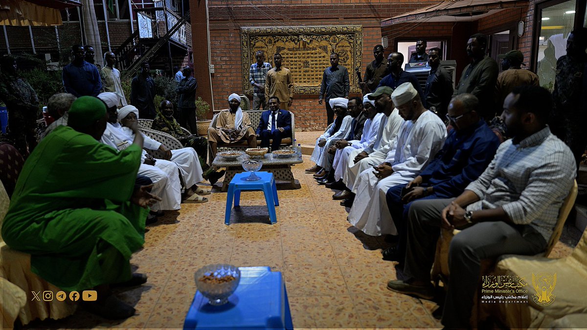 PMO_Sudan's tweet photo. د. كامل إدريس يؤدي واجب العزاء في وفاة حفيد الإمام الصادق المهدي

#إعلام_مكتب_رئيس_الوزراء 
#السودان 
https://t.co/T1V5PStUOX https://t.co/YAVmR389gs