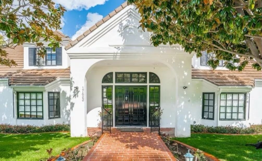 Benditas_Redes_'s tweet image. ¿@arturoavila_mx?

¿El que tiene la casa de $5,000,000.00 de dólares en @Rancho_Santa_Fe, #SanDiego, #California?

El sitio tiene el tercer código postal más caro en los Estados Unidos, y el más caro en California

eluniversal.com.mx/nacion/asi-es-…