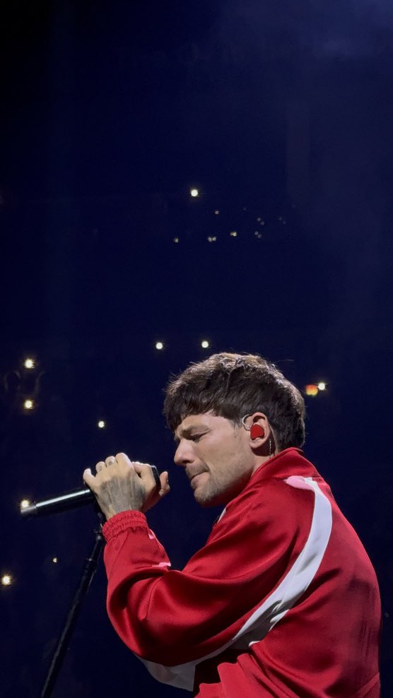 Louis Tomlinson Liv໑ tweet media