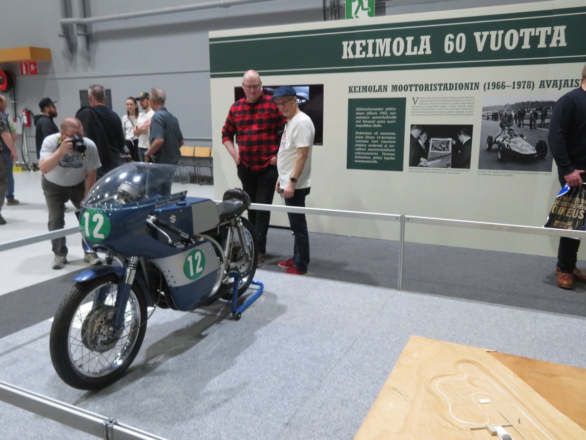 Käväisin eilen lauantaina 2.5.2026 Lahessa Classic Motor Show -näyttelyssä - ties monennenko kerran. Näyttelypaikkana tuttuun tapaan Messukeskus Lahden kuuluisan urheilukeskuksen vieressä.
Aikoinaan Lahden Urheilu- ja Vapaa-ajan keskukselle annettiin lyhennetty nimi URVAKE, mutta
