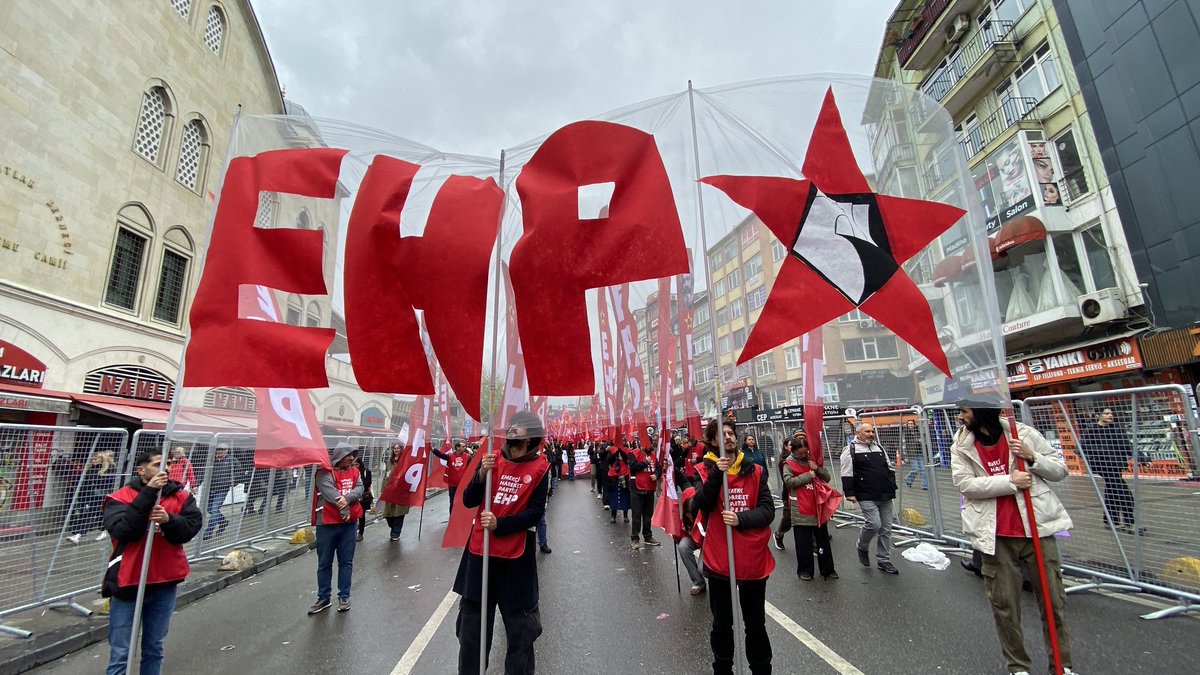 YlmazFerhan34's tweet photo. Bi şarkı sözü vardı; "güzel günler ona yürümezsen sana gelmez" diye. Bizde sözümüzle, fikrimizle, progamımızla 1 Mayıs alanlarında güzel ve güneşli günler için yürüdük. Emekçi halkın altarnafisiz olmadığını birkez daha gösterdik. Yaşasın 1 Mayıs, Yaşasın mücadelemiz.✊🚩
#1mayıs https://t.co/NCdfxZDpWe