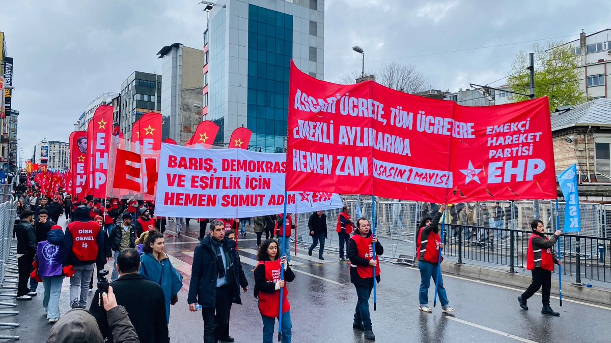 YlmazFerhan34's tweet photo. Bi şarkı sözü vardı; "güzel günler ona yürümezsen sana gelmez" diye. Bizde sözümüzle, fikrimizle, progamımızla 1 Mayıs alanlarında güzel ve güneşli günler için yürüdük. Emekçi halkın altarnafisiz olmadığını birkez daha gösterdik. Yaşasın 1 Mayıs, Yaşasın mücadelemiz.✊🚩
#1mayıs https://t.co/NCdfxZDpWe