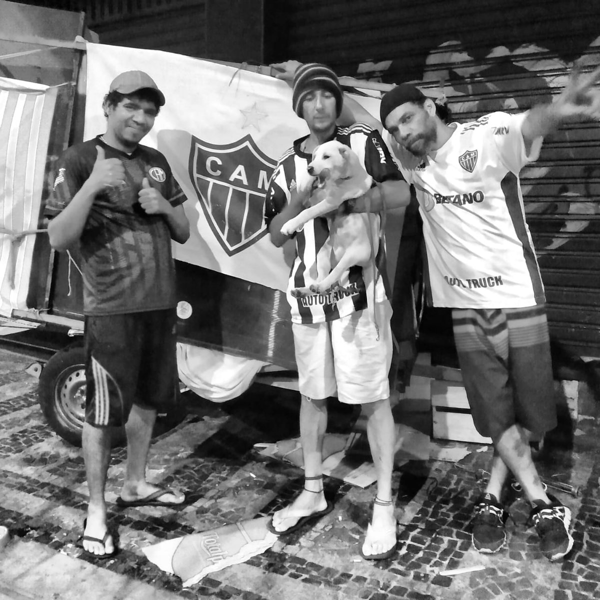 galoderua's tweet photo. Quando o Galo ganha, o povão, a massa, as ruas estão felizes....

VIVA O GALO..VIVA A RUA #GaloDeRua

@Atletico https://t.co/TgEm9WBwjb