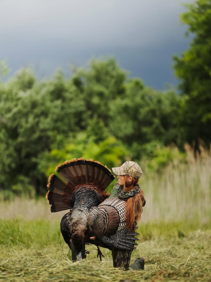 mallorygrace3's tweet image. Got this thunder chicken right before the storm hit! Thank you Jesus for turkeys and friends to share the outdoors with 🤍 🦃📸 #turkeys #hunting #outdoors #turkeyhunting
