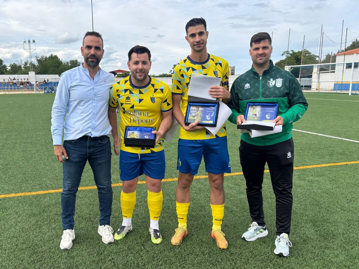 SolanaEMD's tweet photo. En el último partido de la temporada, el equipo ha querido rendir homenaje a jugadores que han estado en el club desde la etapa de Segunda Extremeña:

👏 Nacho
👏 Javi Ortiz 
👏 Y nuestro capi: Víctor

Felicidades a los tres y gracias por tanto.

#AmarillodeCorazón💛 https://t.co/rgPM4vTTNZ