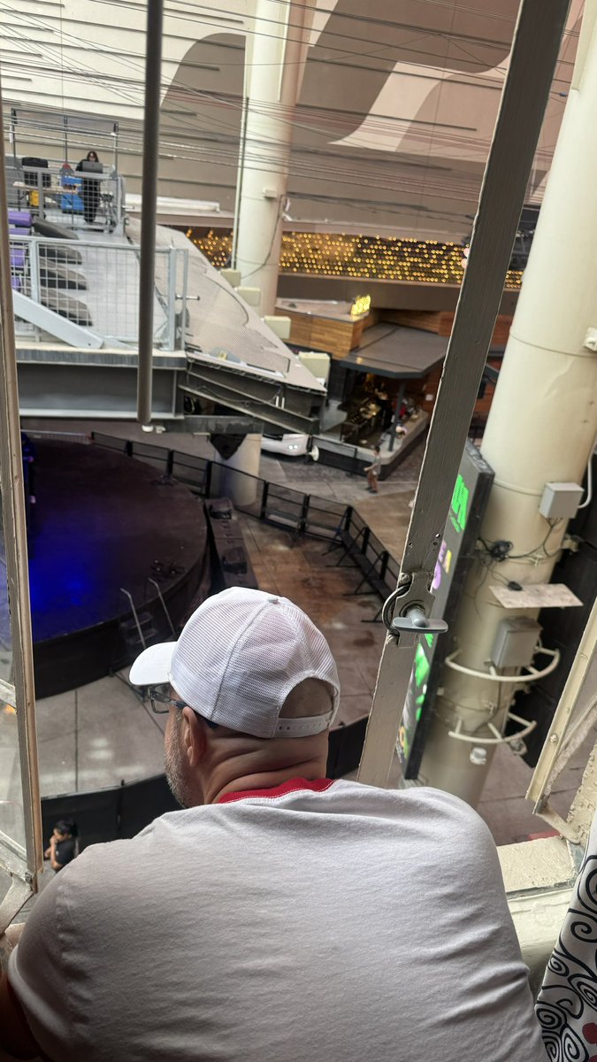 Colleens_Life's tweet photo. @VitalVegas Ha!!! We were literally in this room a few weeks ago! The key to sleeping? Just drink, gamble, and stay up until the band finishes. Problem solved. https://t.co/nDtY08emtt