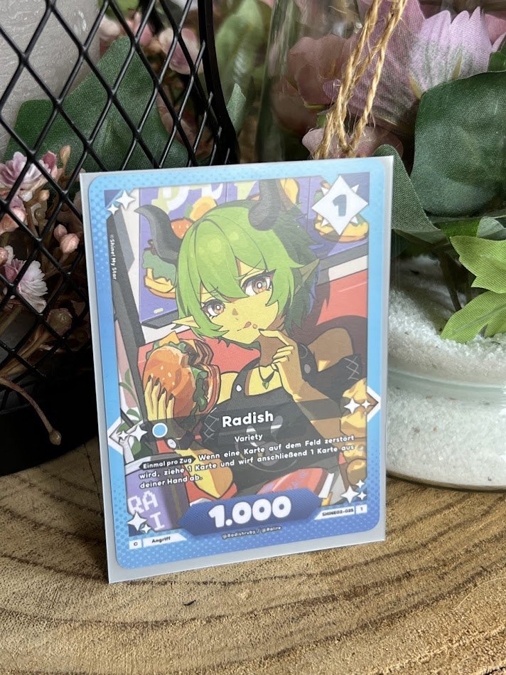 RadishRuby's tweet image. Vielen Dank an @ShineMyStarTCG, dass ich vom neuen Set wieder schöne Kärtchen gekriegt habe! 🥕 
Meine Set02 Karte ist sooooo cool! 💚💫 
Lasst sie euch gern von mir auf der Dokomi signieren!
Mit dem Code RADISH könnt ihr beim bestelli immer schön spari! #werbung