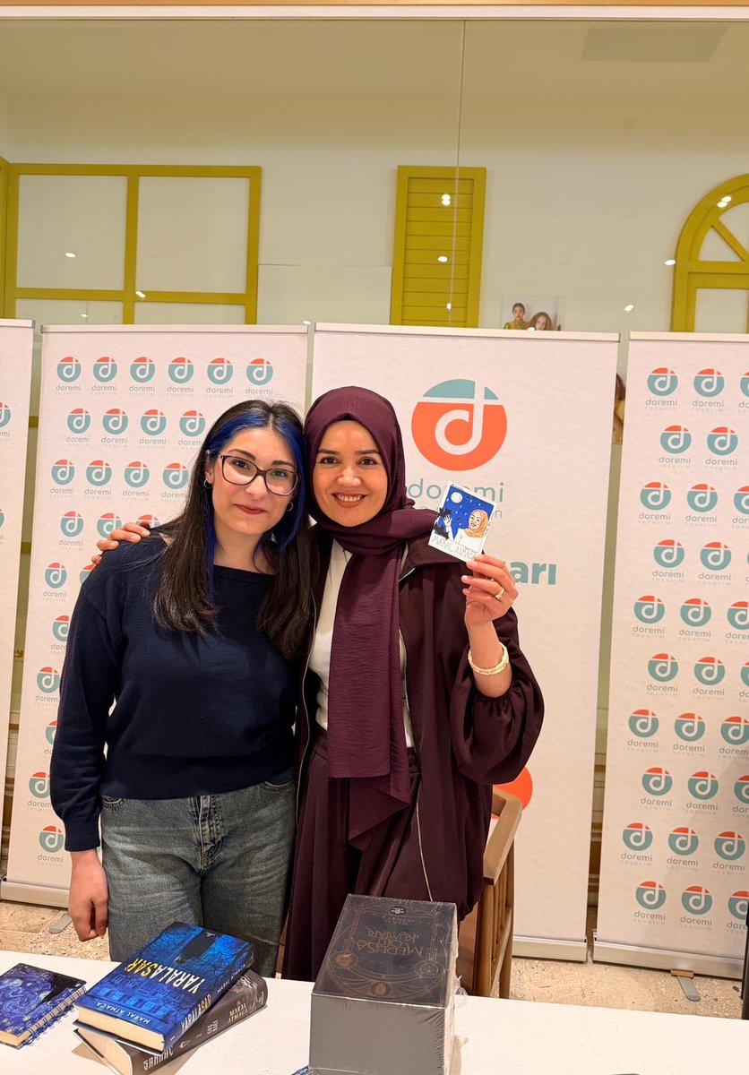 ephesusyayinevi's tweet image. Değerli yazarımız Maral Atmaca’nın, bugün İstanbul Vialand AVM’de gerçekleşen imza gününden kareler... 😍❤️

İmzamız devam ediyor. Yoğun ilgi ve katılım için teşekkür ederiz. 🥰 

#ephesusyayınları #kitap #book #read  #imzagünü