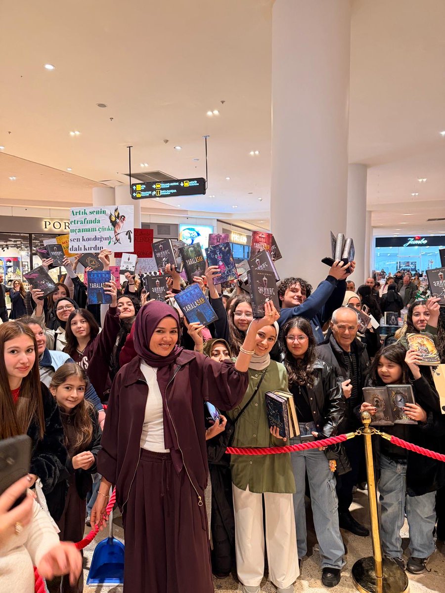 ephesusyayinevi's tweet image. Değerli yazarımız Maral Atmaca’nın, bugün İstanbul Vialand AVM’de gerçekleşen imza gününden kareler... 😍❤️

İmzamız devam ediyor. Yoğun ilgi ve katılım için teşekkür ederiz. 🥰 

#ephesusyayınları #kitap #book #read  #imzagünü