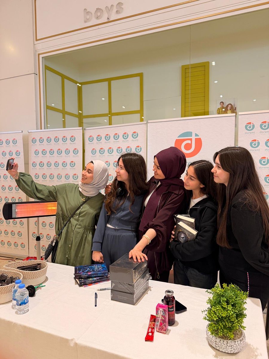 ephesusyayinevi's tweet image. Değerli yazarımız Maral Atmaca’nın, bugün İstanbul Vialand AVM’de gerçekleşen imza gününden kareler... 😍❤️

İmzamız devam ediyor. Yoğun ilgi ve katılım için teşekkür ederiz. 🥰 

#ephesusyayınları #kitap #book #read  #imzagünü