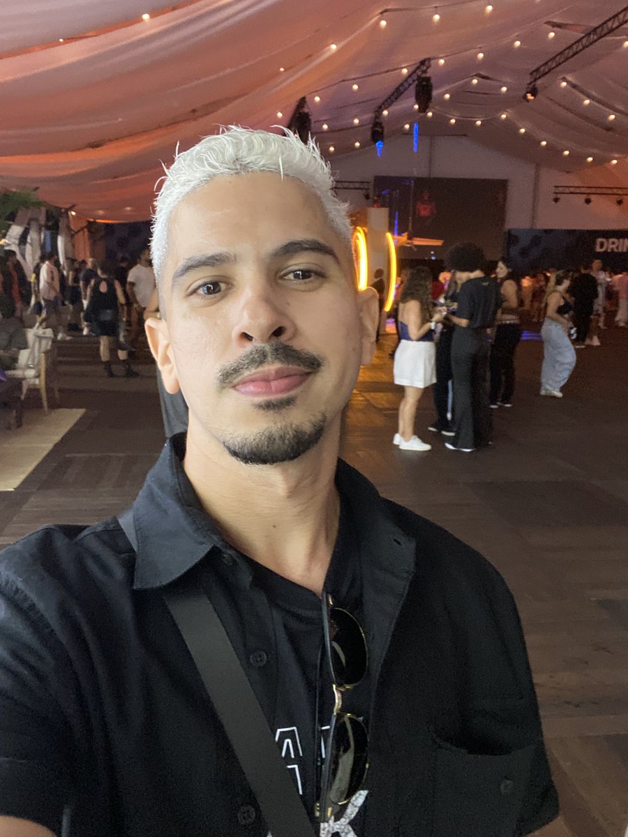TonnyFenty's tweet photo. Caindo a ficha ainda desse dia único, que show incrível, que experiência incrível. Só quem é fã vai entender o que eu senti antes, durante e agora pós show. Foi tudo muito lindo e único. ❤️ https://t.co/o75DNIRXlU