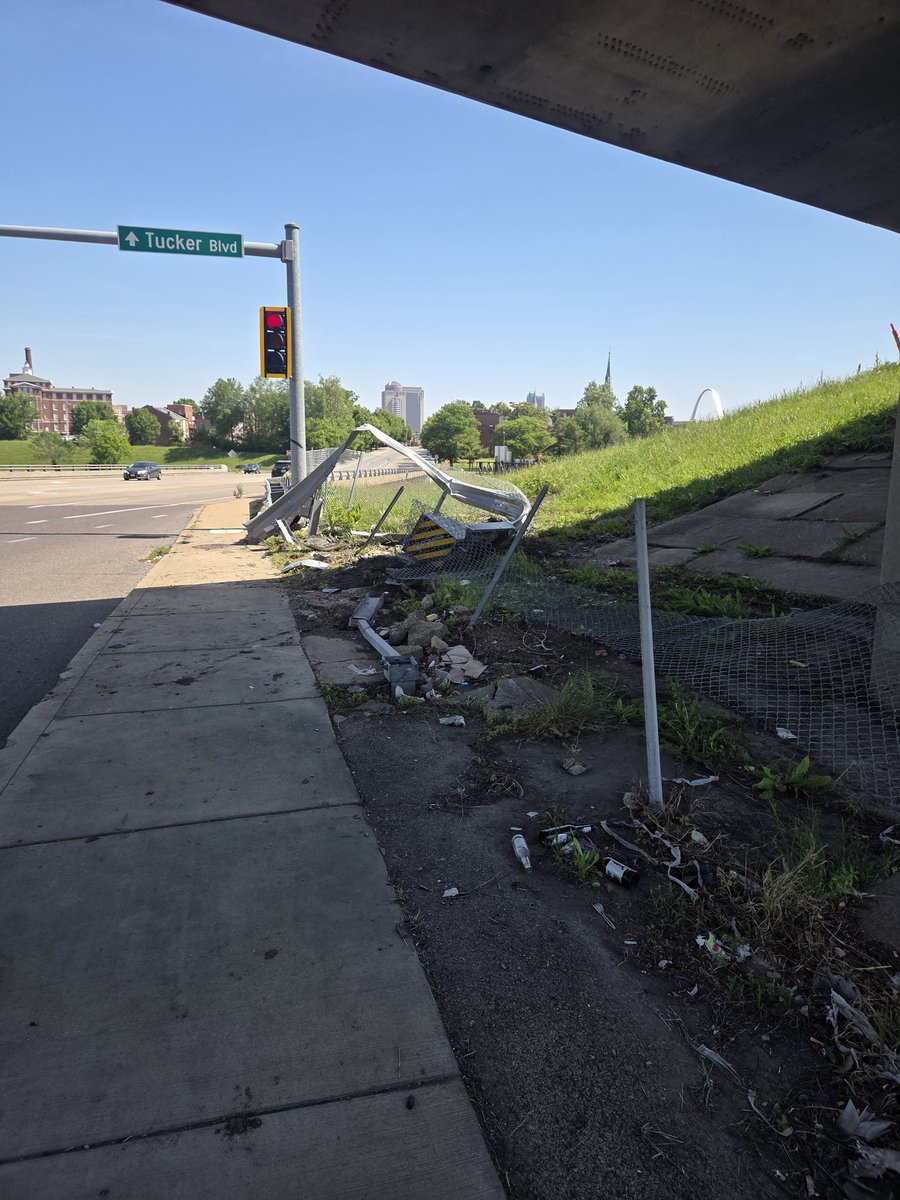 Matty_Gillz's tweet photo. @MoDOT_StLouis @stlcsb Guardrails and fencing were hit and destroyed under the I44 ramp over Tucker, right at the 12th/Geyer/Tucker intersection https://t.co/1C6CisUH24