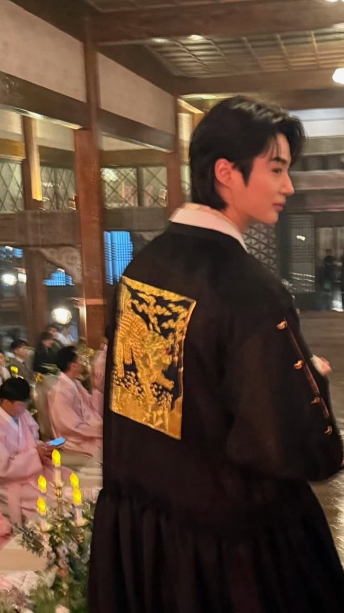 333myra's tweet photo. im literally in my delulu era 😩🤏🏻 #perfectcrown #byeonwooseok https://t.co/QgHFwLdLZd