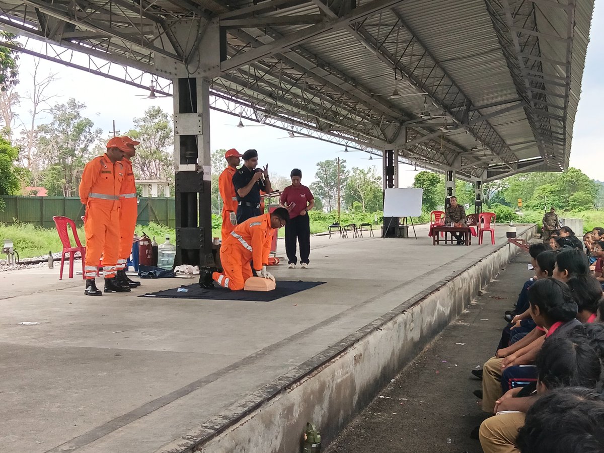 01NDRF's tweet image. Preparing young cadets to respond, rescue, and rebuild.
1st BN NDRF, conducted disaster management awareness for NCC cadets at NCC Army Camp, Narengi, Kamrup Metro, Assam. 
#Preparedness #NDRF #NCC
#आपदा_सेवा_सदैव_सर्वत्र
@NDRFHQ