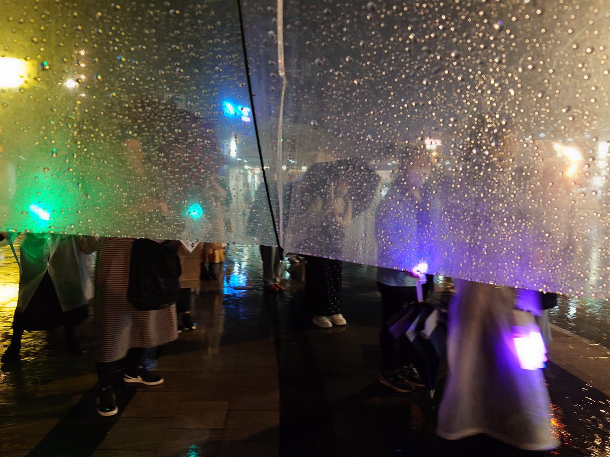憲法記念日に、平和憲法を考える集会in高松駅🤗❣️👏
雨の中、110人もの老若男女(子どもも含む）が集まって「憲法改正反対！平和憲法第9条を守ろう！戦争反対！」と若い女の子達が訴えてました🥰👏
子どもを持つ父親だと言う人も、「自分の子どもを戦地に行かせたくない！」と訴えてました😆

#高松駅