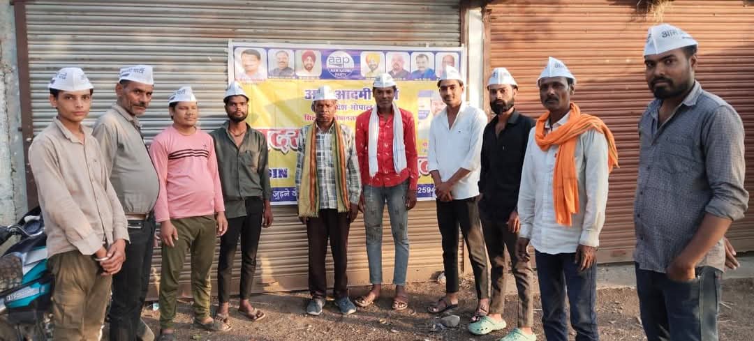 AAPRaisen's tweet photo. आम आदमी पार्टी का सदस्यता अभियान कार्यक्रम।
सिलवानी विधानसभा जिला रायसेन।
कीरतपुर बस स्टैंड चौराहा पर शुरू किया सदस्यता अभियान कार्यक्रम वैकल्पिक राजनीति से जुड़ने के लिए लोगों में उत्साह। 

#AAPforMP #AAPMadhyaPradesh
@ArvindKejriwal @JSTomarAAP
#aapraisen https://t.co/xjwPbLq8cw
