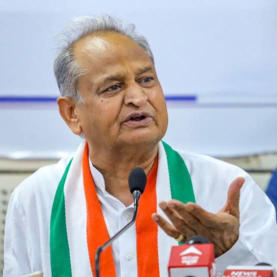ksrajpoot's tweet photo. राजस्थान के  पूर्व मुख्यमंत्री श्री @ashokgehlot51 जी को जन्मदिवस की अनंत शुभकामनाएं। https://t.co/paQ2v3DN5t