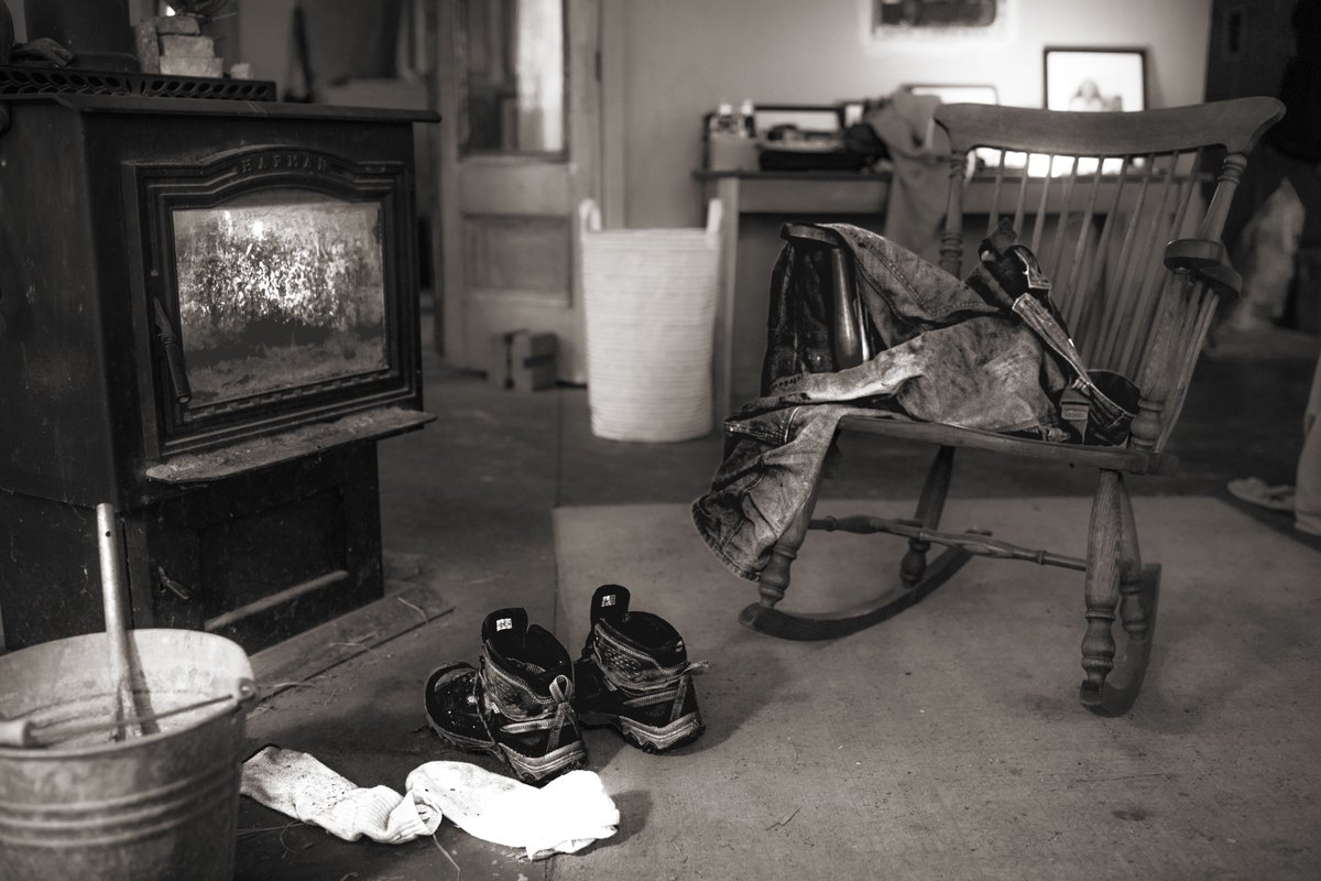 fotogosaurus's tweet image. drying off fotogosaurus.wpcomstaging.com/2026/05/03/dry… #VT #Vermont #NewEngland #dryingOff #May #showers #fire #hearth #BNW #BW #BlackAndWhite #BlackAndWhitePhoto #BlackAndWhitePhotography #warmth #afterWork #think #Reflect #remember #Canon #wet #May