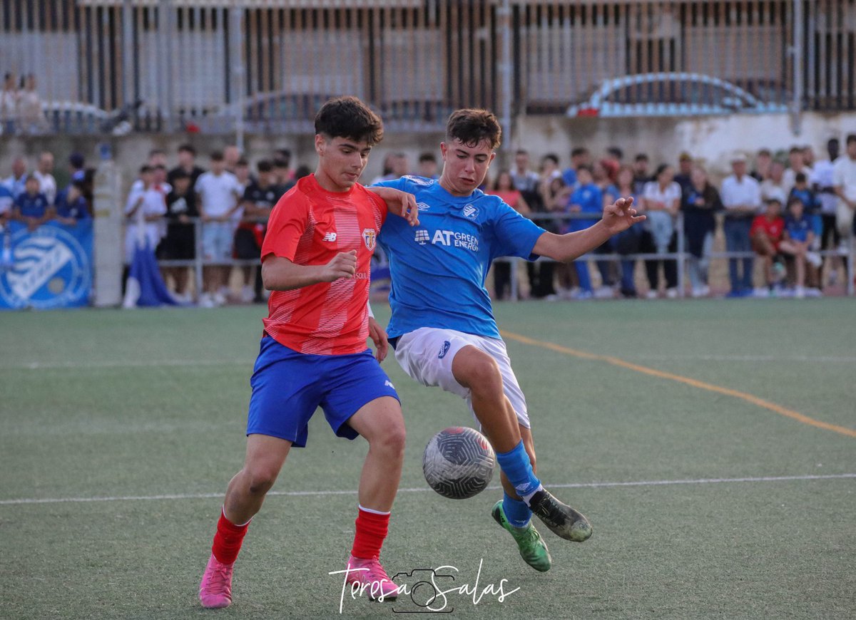 Hace apenas dos años, juntos en la final del play off del Juvenil C.
Hoy, juntos en el estadio del Decano del fútbol español vistiendo la camiseta del primer equipo.
Orgullo es poco ver a jugadores que has tenido en tu vestuario conseguirlo.
Enhorabuena Pirri 
<a href="/XerezDFCCantera/">Xerez Deportivo Cantera</a>