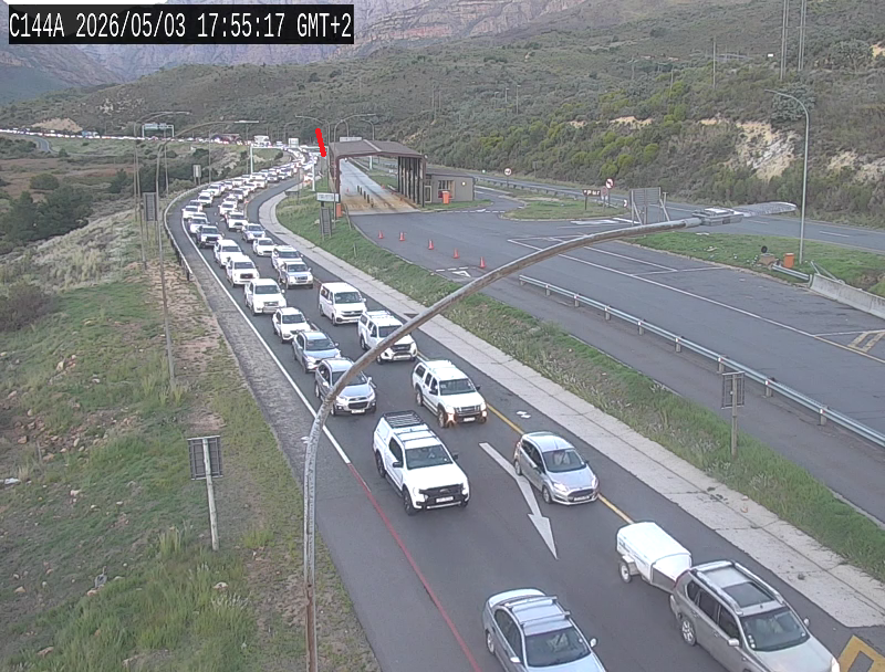 CapeTownFreeway's tweet image. Update: Road Closure due overturned truck on Old du Toits Kloof Pass. No access to R101, use alternate route.
