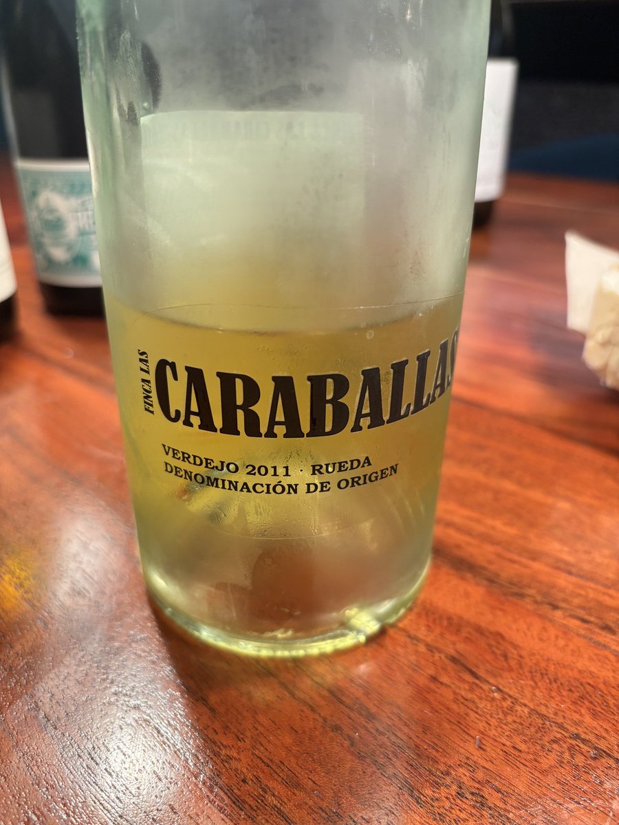 DustinMola's tweet photo. #LaMeji Un sábado a las 12:00 de la mañana, la bebida para 3 personas. Manolo nos dijo: “ Di que sí, disfrutar de la vida” … Ojo Caraballas 2011… y lo de Nieva 🤷🏻‍♂️🤷🏻‍♂️ https://t.co/0RGVUYTHLV