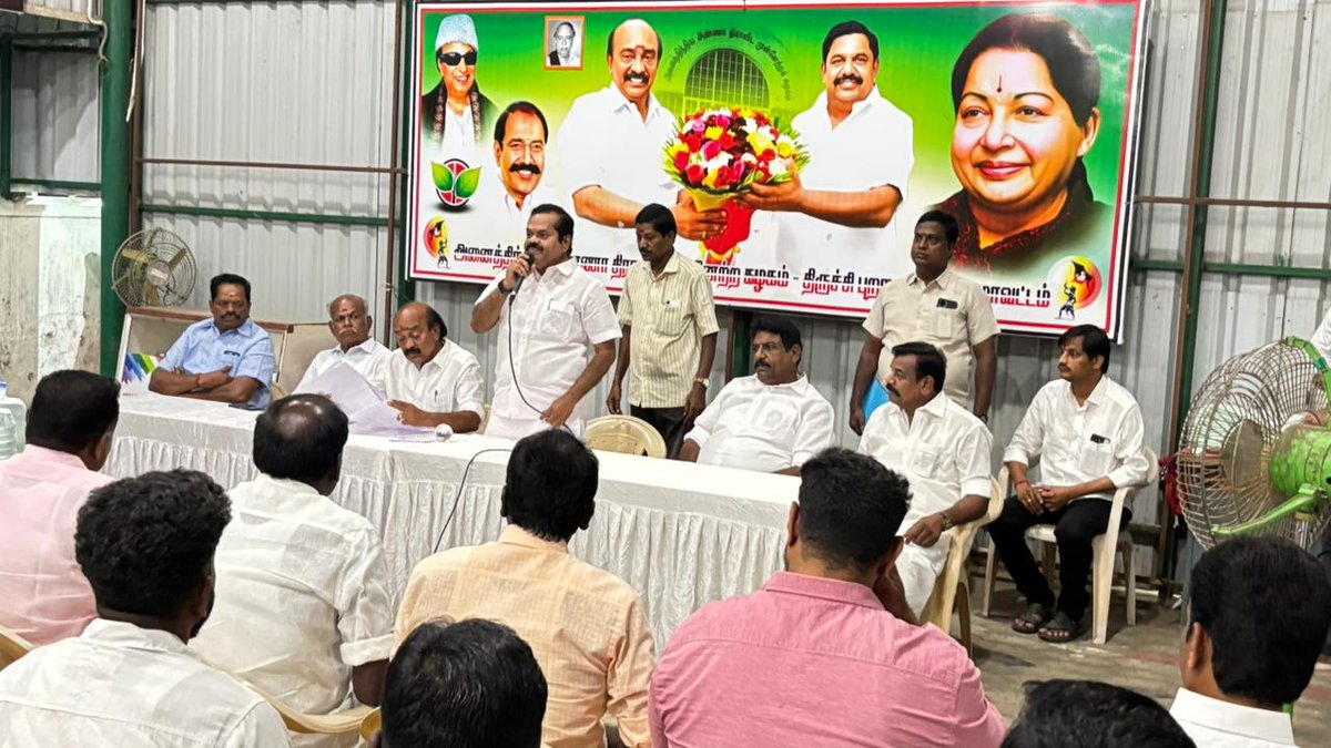 Paranjothioffl's tweet photo. மாண்புமிகு கழக பொதுச்செயலாளர் நாளைய தமிழக முதல்வர் புரட்சித்தமிழர் அண்ணன் #எடப்பாடியார் அவர்களின் ஆணைக்கிணங்க நாளை 2026 தமிழ்நாடு சட்டமன்ற தேர்தல் வாக்கு எண்ணிக்கை நடைபெறுவதை முன்னிட்டு இன்று திருச்சி புறநகர் வடக்கு மாவட்டம் ஸ்ரீரங்கம் சட்டமன்ற தொகுதிக்குட்பட்ட கழகநிர்வாகிகளுக்கு https://t.co/dsMGMX28Bw