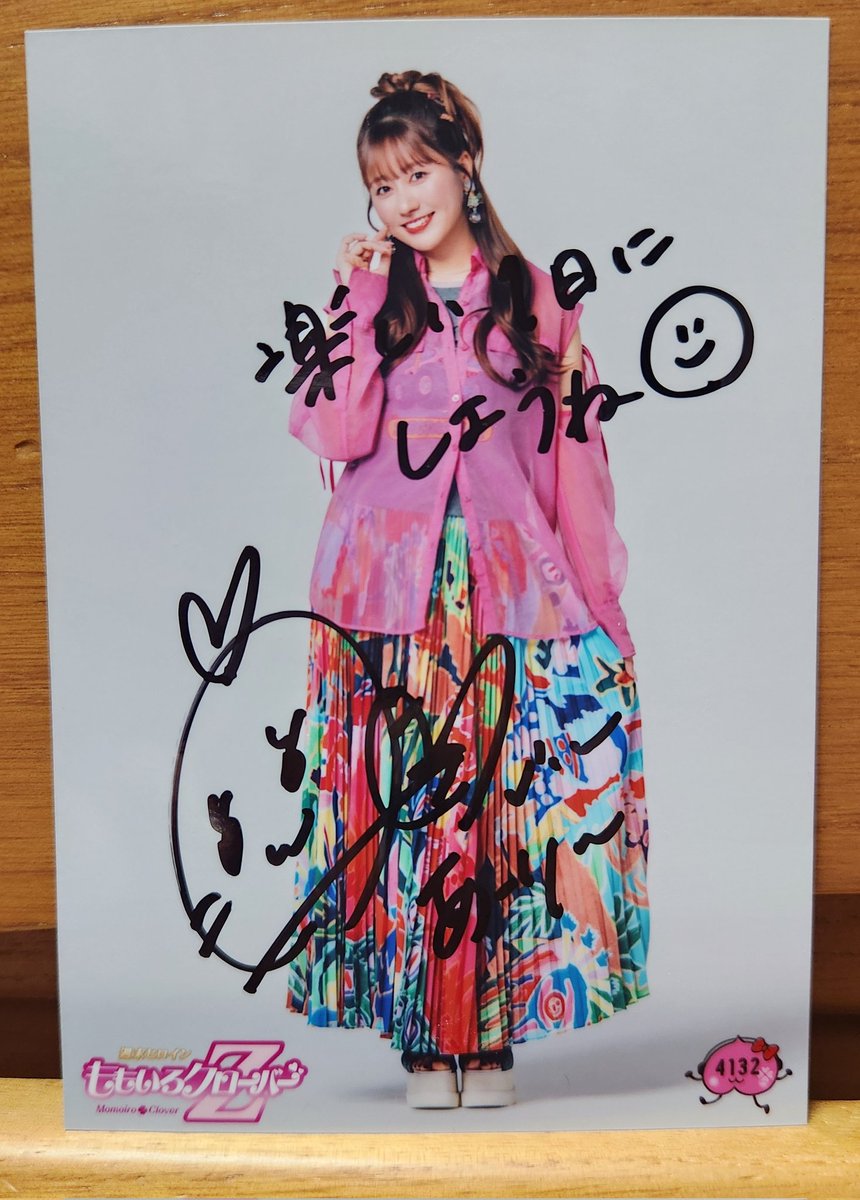 polochans's tweet photo. 余韻に浸りながら生写真開封してたら、まさかのあーりんサインが😭
しかもコメント付きで✨
めちゃくちゃ楽しかったよ！
ありがとう😊
家宝が増えました🥰
#ももクロランド https://t.co/mixiuITWS4