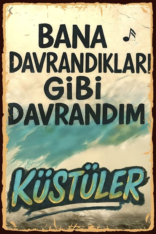 Dede38__'s tweet photo. Yan daireme beyaz yakalı bir komşu taşındı. İsmi Zehra.Bir gün rica etti:
“Kargolarım geliyor, Demet Hanım siz alabilir misiniz?”
“Tabii,” dedim.
Hiç sorun olmaz.
İlk başta birkaç kargo…
Teşekkür…
Övgü…
Keşke her komşu sizin gibi olsa sözleri.
Sonra sayı arttı.
Her gün.
Bazen günde iki.
Sanırım internetten alışveriş bagimlisi.
Sabah 10’da zil çalıyor,
üstüme bir şey geçirip koşa koşa kapıya gidiyorum.
Niye?
Çünkü içimde bir ses yani çekirdek inanç var:
“İyi olursan hizmet edersen sevilirsin.”
Bir süre sonra istekler büyüdü.
Mesaj atmış .
“Akşam işten gelmeden yemek sipariş edeceğim?
Erken kapanıyor yetişemezsem siz alır mısınız?”
Onu da yaptım.
Akşam 7’de hamburgeri geldi.
Masaya koydum.
Bir baktım…
Benim oğlan ağzı ketçap içinde.
Hamburgerin yarısını gömmüş.
Güldüm o haline.
“Bir daha yapma, komşunun o,” dedim.
Kapıyı çaldı.
Anlattım.Birlikte güleriz sandım.
“ Yenisini söyleyeyim,” dedim.
Suratı düştü.Kapalidir şimdi orası.
Hem gülerek anlatmaniz çok şaşırttı beni!
Kapıyı yüzüme kapattı.
Ertesi gün apartman WhatsApp grubuna yazdı:
“Bu binada çocuk terbiyesi yok.”
“Gürültü had safhada.”
“Burası iyice varoşa dönmüş.”
Anladım.
Ben onun gözünde iyi biri değildim.
Sadece işine yarayan biriydim.
Ertesi akşam mesaj attı:
“Yarın kargom var, Demet Hanımcım alırsın değil mi?”
Bu sefer cevap vermedim ve almadım.
Ertesi gün kapıda karşılaştık.
“Niye almadın? Ya kargom çalınsaydı?”
Hep evdesiniz ne olacak ki! demesi son aşama oldu.
İlk kez susturmadım kendimi:
“Çünkü ben komşunum…
kuryen değilim.” dedim
Sessizlik.
O an jeton düştü:
Ben komşu değildim.
Ben alışkanlıktım.
Ve alışkanlıklar…
karşılık görmez.
Beklenti doğurur.
Sınır koymadan yaptığın her iyilik,
karşındakinin zihninde hakka dönüşür.
Sen verdikçe…
o istemeye başlar.
Sen sustukça…
o hükmetmeye başlar.
Ve bir gün “hayır” dediğinde…
en kötü sen olursun.
iyi insanlar kullanılır, sonra da kaybedilir.
Ve acı gerçek şu:
Sen aslında ona değil,
kendi çekirdek inancına hizmet ediyorsun.
“Değer görmek için vermeliyim.”
“Sevilmek için faydalı olmalıyım.”
“Sevilmek için hizmet etmeliyim.”
Bu inanç çalıştıkça…
sen değil, hep başkaları kazanır.
Bu yüzden o gün
bir komşuyu kaybetmedim.
Kendimi geri aldım.
Seni “iyi” diye sevenler,
aslında senin sınır koymamanı seviyormuş.
Alıntı