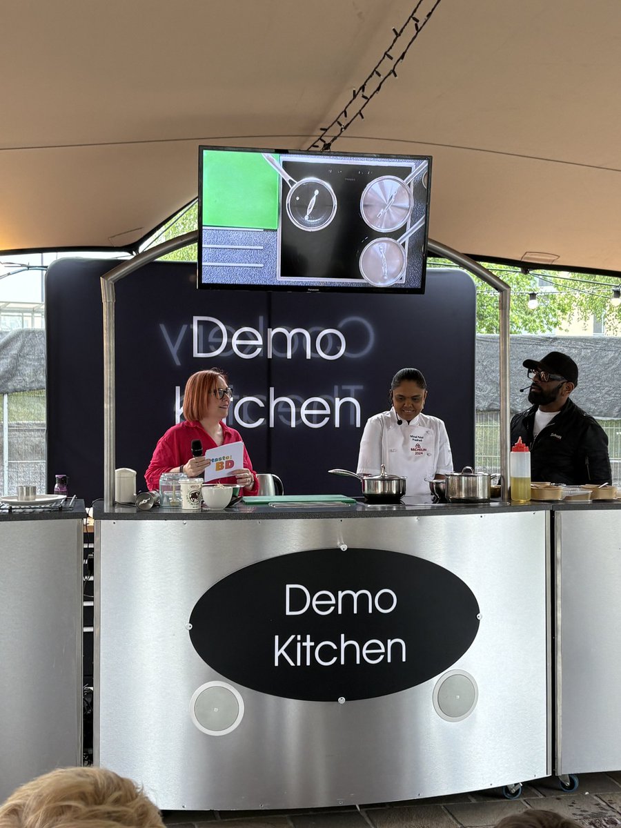 TVRadioPeg's tweet image. Hosting curry masterclass at @taste.bd festival with one of world’s best #vegetarian chefs Minal Patel from @prashad_veggie. Gobi Mutter Gujurati style &amp;amp; lassi with a Yorkshire twist - Rhubarb Lassi. Was an honour to host. 

#liveeventhost #presenter #bradford #currycapital