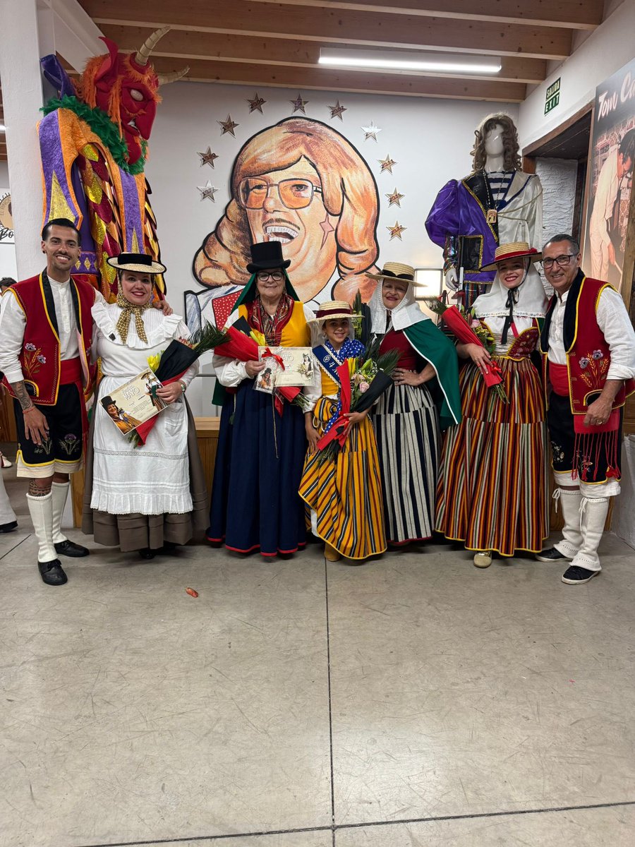MDiablosLocos's tweet photo. Aprovechando el Baile de Magos, recibimos en nuestra sede y entregamos un pequeño obsequio a Noelia, Eyra y Alicia, nuestras representantes de las galas de las Fiestas de Mayo, a Texenery, quien las vistió y a Dory que representó a EduCarnaval.  

¡Gracias!

#FiestasDeMayo26🌺 https://t.co/dZuGi7mTnA