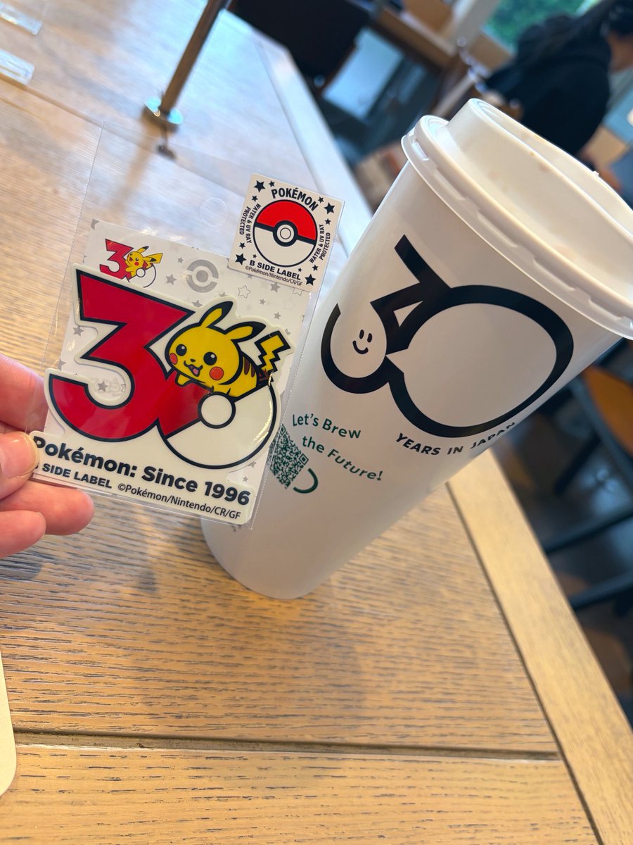 ARIGATOYUINA's tweet photo. ポケモンとスタバ、30周年一緒なんやね！
コラボしてくれないかな〜って勝手に期待🥳🥳
買ったもののもったいなくて使えないステッカーwithベンティーカップ☕️
#ポケモン30周年 #スタバ https://t.co/yBljbB42vn
