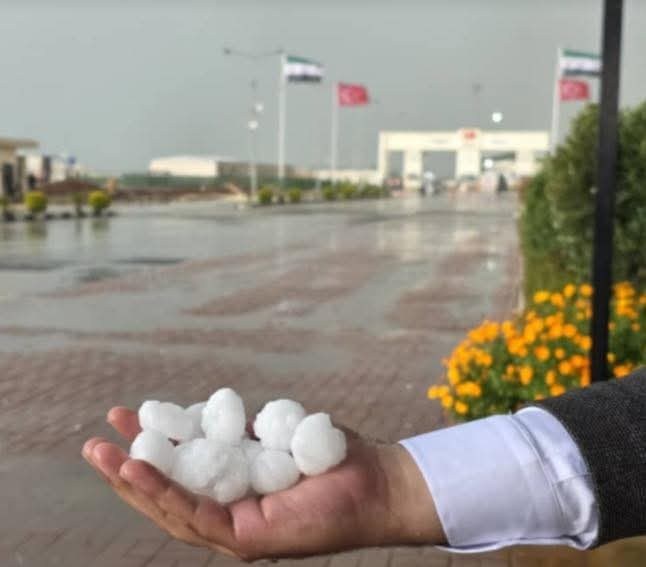 QalaatAlMudiq's tweet image. #Syria: weather extremes today - heavy hail near the Turkish border &amp;amp; dust storm in #DeirEzzor.