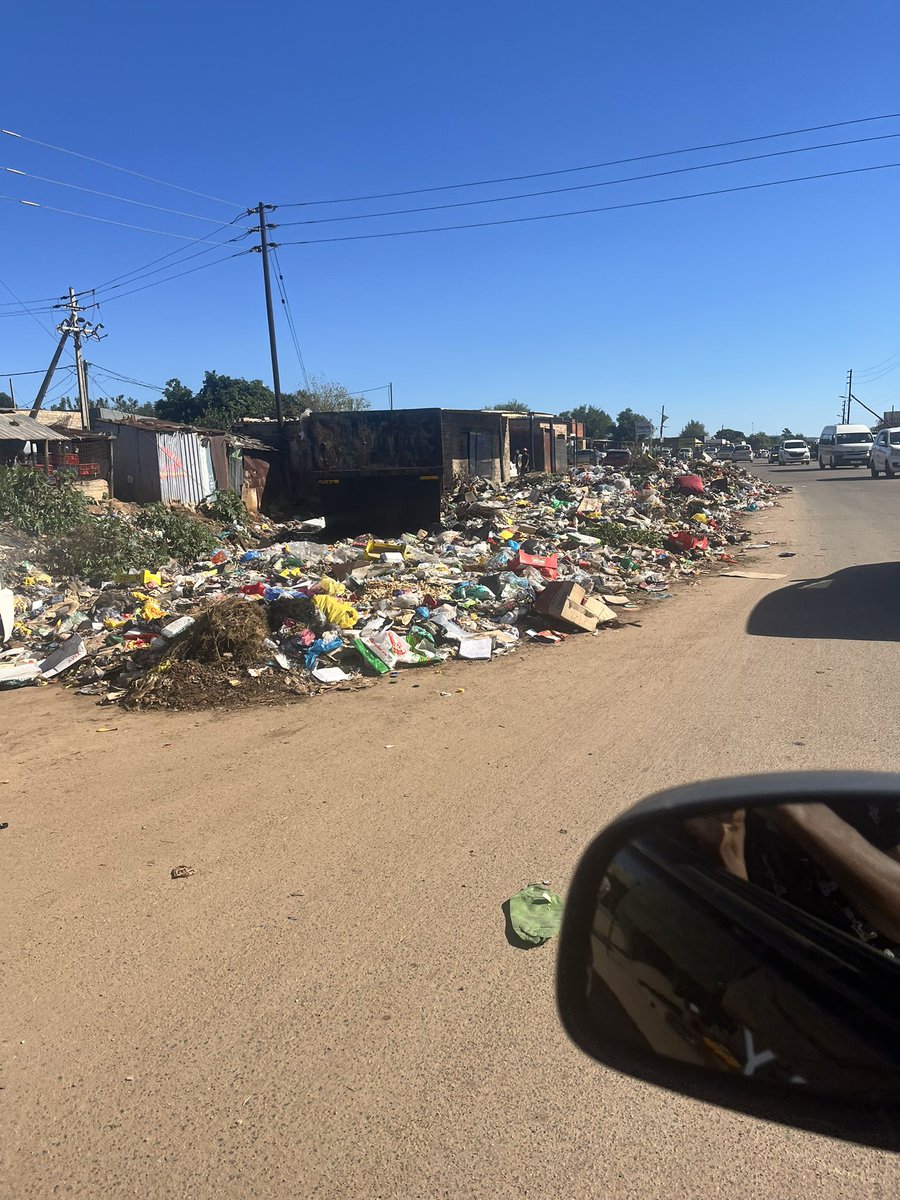 stevanoA9's tweet photo. @RamaboduObakeng … mshongo/ saulsville (atteridgeville )ka maunde street if possible attend to it please https://t.co/ScJiE6inZC