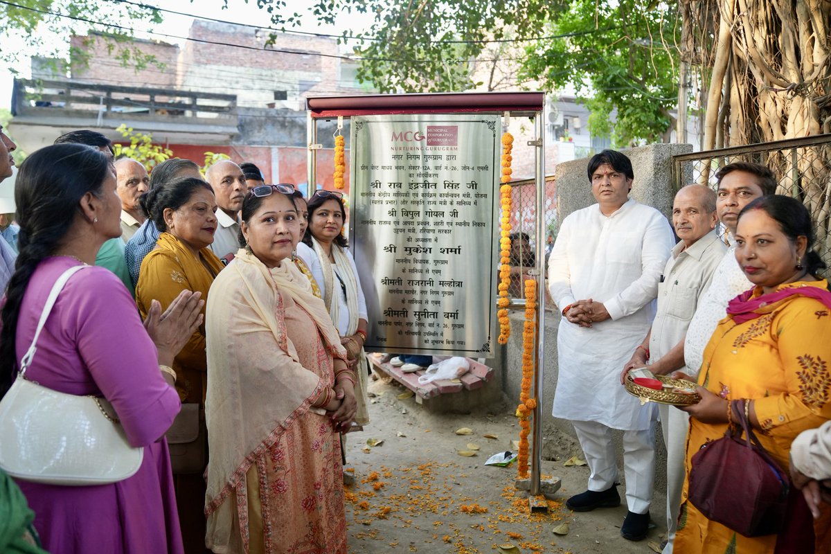 MukeshSharmaGG's tweet photo. 📍वार्ड 26 में ग्रीन बेल्ट, माधव भवन, सेक्टर 12A में सौंदर्यकरण कार्य का शुभारम्भ किया।
🤝 इस अवसर पर पार्षद सुनीता वर्मा जी एवं सम्मानित क्षेत्रवासियों से संवाद कर उनके सुझाव एवं समस्याओं को भी सुना।
#Ward26 #Gurugram #ViksitGurugram https://t.co/007pweCouA
