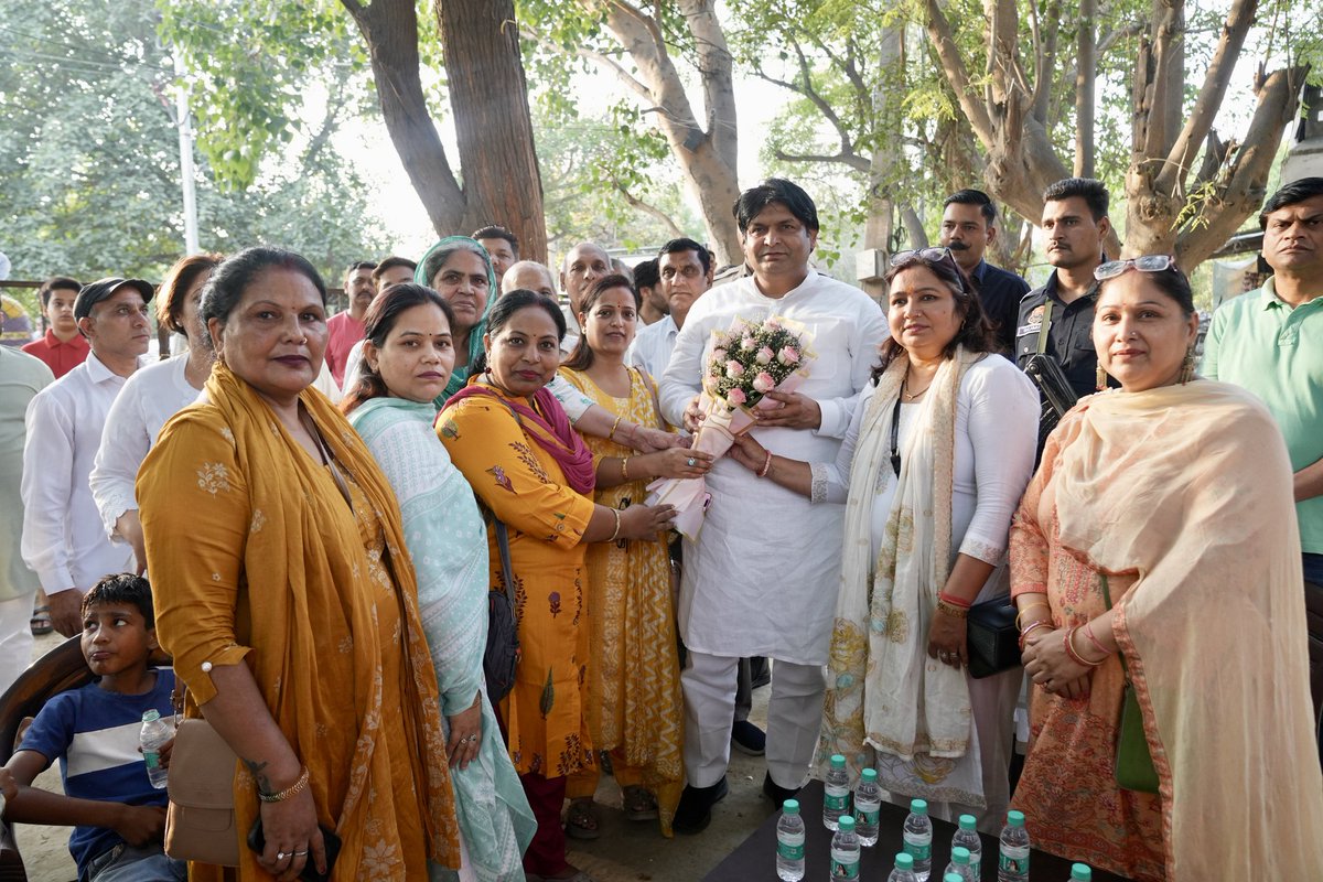 MukeshSharmaGG's tweet photo. 📍वार्ड 26 में ग्रीन बेल्ट, माधव भवन, सेक्टर 12A में सौंदर्यकरण कार्य का शुभारम्भ किया।
🤝 इस अवसर पर पार्षद सुनीता वर्मा जी एवं सम्मानित क्षेत्रवासियों से संवाद कर उनके सुझाव एवं समस्याओं को भी सुना।
#Ward26 #Gurugram #ViksitGurugram https://t.co/007pweCouA