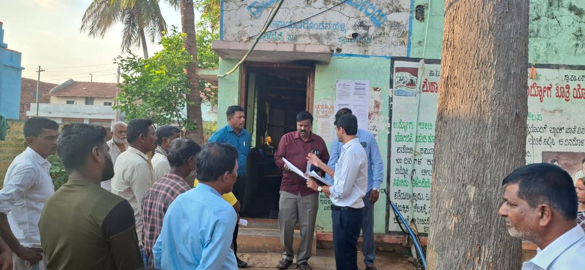 ZPChitradurga's tweet photo. CEO ಶ್ರೀ ಡಾ. ಆಕಾಶ್ ಎಸ್ ಅವರು ಹೊಳಲ್ಕೆರೆ ತಾಲ್ಲೂಕಿನ ಟಿ. ನುಲೆನೂರು, ತಾಳಿಕಟ್ಟೆ, ತುಪ್ಪದಹಳ್ಳಿ ಮತ್ತು ಎನ್. ಜಿ. ಹಳ್ಳಿ ಗ್ರಾಮ ಪಂಚಾಯಿತಿಗಳಿಗೆ ...

ಗ್ರಾಮ ಪಂಚಾಯಿತಿ ಕಚೇರಿಯ ಕಡತಗಳನ್ನು ಪರಿಶೀಲಿಸಿದರು ಮತ್ತು ಶೌಚಾಲಯಗಳನ್ನು ಸ್ವಚ್ಚವಾಗಿ ಇಟ್ಟು ಕೊಳ್ಳುವಂತೆ ಗ್ರಾಮ ಪಂಚಾಯತಿಯ ಅಧಿಕಾರಿಗಳಿಗೆ ಸೂಚನೆ ನೀಡಿದರು. https://t.co/gwnKtmZtCY