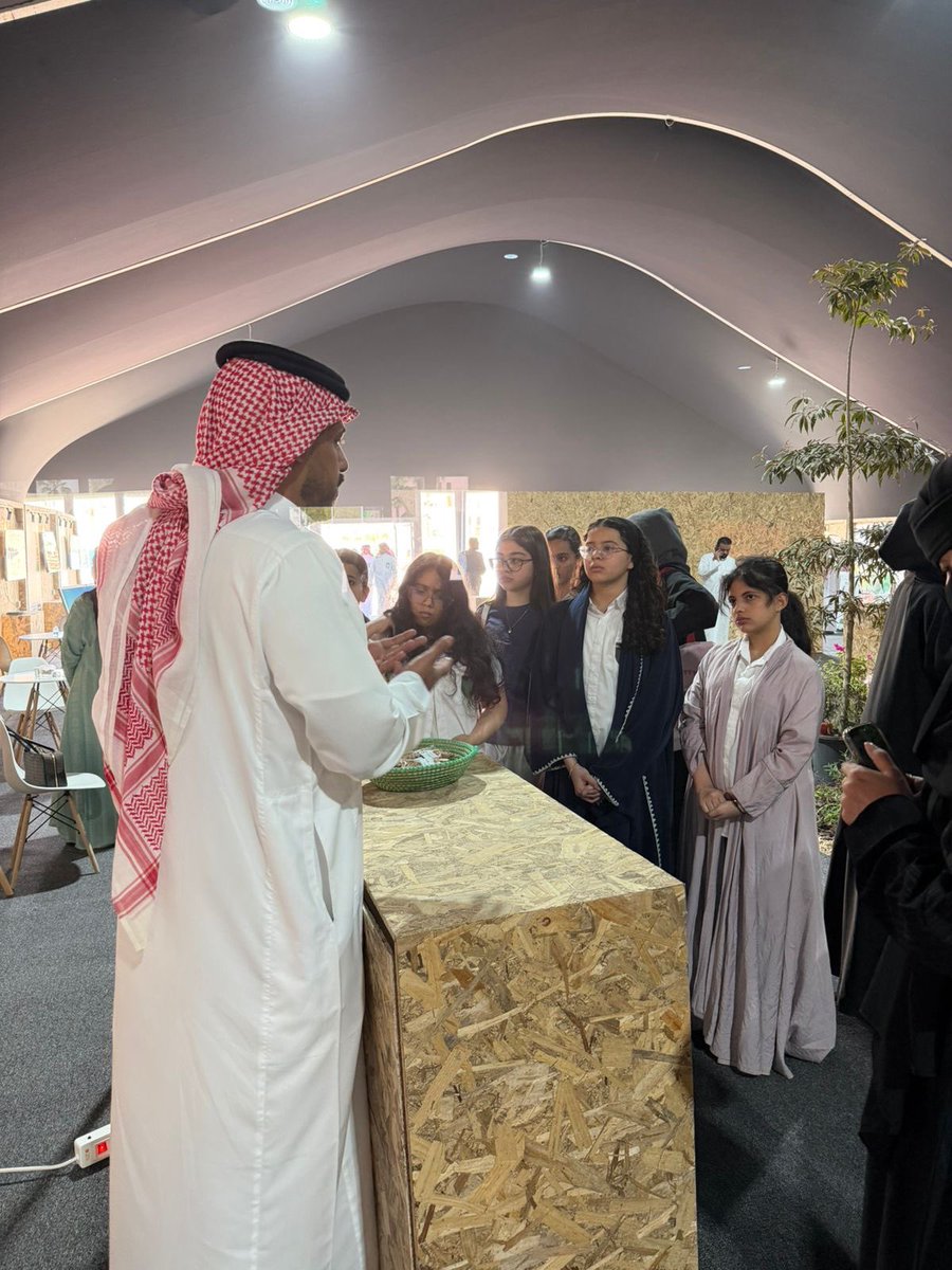 aldahnaa_green's tweet photo. تم تكريم الجمعية نظير مشاركتها بمعرض #أسبوع_البيئة_2026
من معالي نائب الوزير ووكيل الوزارة للبيئة
وذلك تقديراً لجهودها في تعزيز الوعي البيئي وتنمية الغطاء النباتي
هذا التكريم ثمرة دعم شركائنا وجهود متطوعينا، ودافعٌ لنا لمواصلة العمل نحو بيئة مستدامة  💚
#جمعية_الدهناء_الخضراء https://t.co/y4U63jTzJi