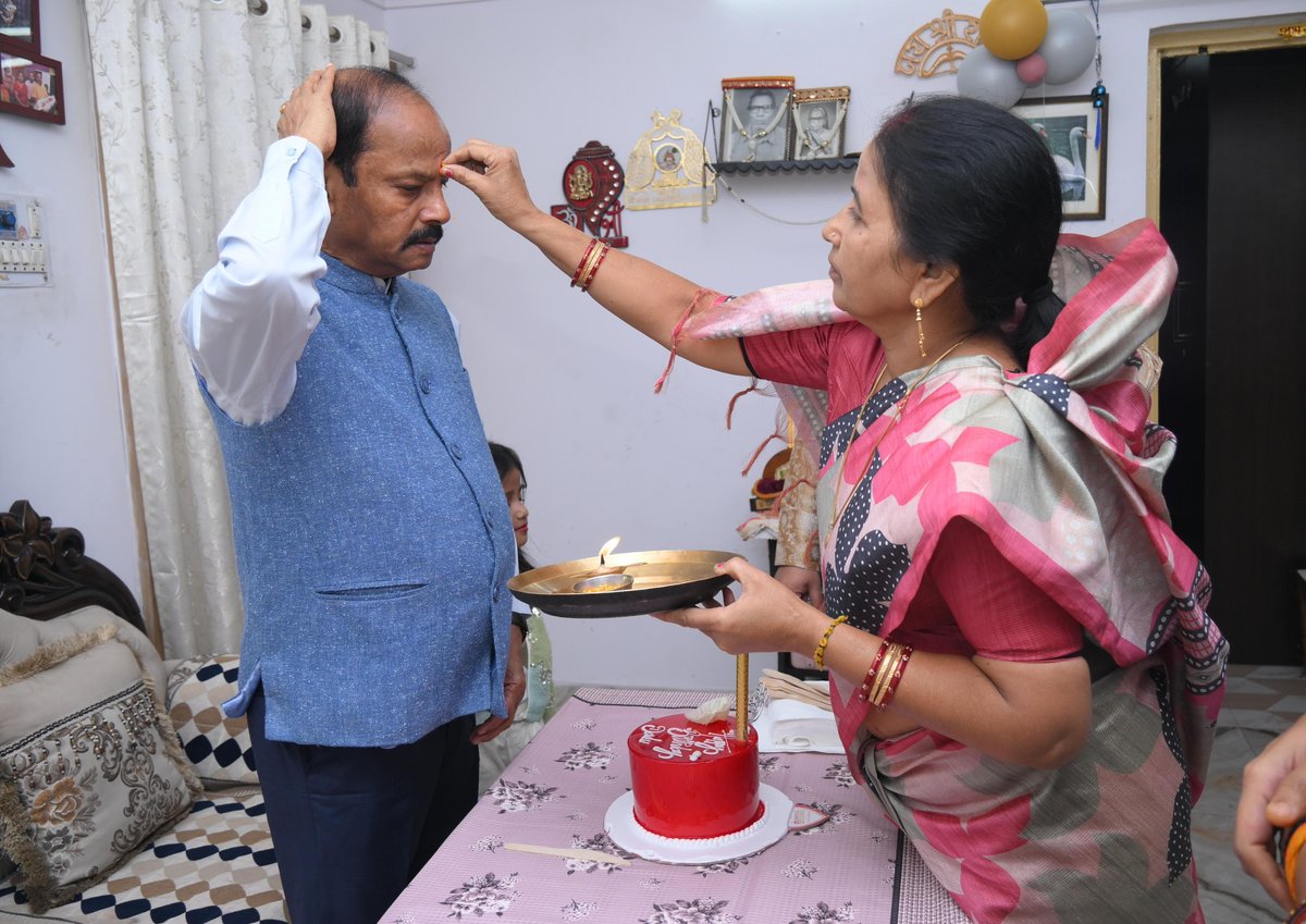 dasraghubar's tweet photo. परिजनों संग आज जमशेदपुर में अपना जन्मदिन मनाया।

मेरी पोती आराध्या ने अपनी परिकल्पना से एक कार्ड बनाकर मुझे भेंट किया, जो सबसे बेशकीमती उपहार है। उसकी चंचलता और स्नेह मेरे लिए सबसे बड़ा आशीर्वाद है। https://t.co/Fa3MVhXOeg
