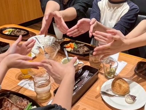 Future_Star_000's tweet photo. 3周年おめでとう🎊💕🌟(遅れました🙇🏻‍♀️💦

皆様のおかげで自分らしく自分の道を進んでおります

卒業ﾒﾝﾊﾞｰ含む4人が受験、1人は進学…そして新天地での活動など、大変な事だらけですが今までの経験を糧に日々を過ごしております🍀

いつも通りめっちゃうるさい元気な5人です。本当にありがとう‼️ https://t.co/Ho1F1Nw9zy