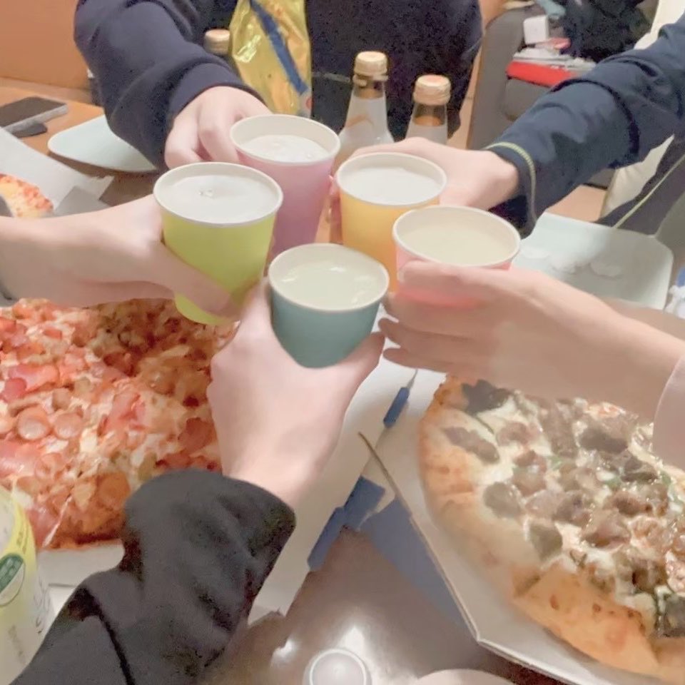 Future_Star_000's tweet photo. 3周年おめでとう🎊💕🌟(遅れました🙇🏻‍♀️💦

皆様のおかげで自分らしく自分の道を進んでおります

卒業ﾒﾝﾊﾞｰ含む4人が受験、1人は進学…そして新天地での活動など、大変な事だらけですが今までの経験を糧に日々を過ごしております🍀

いつも通りめっちゃうるさい元気な5人です。本当にありがとう‼️ https://t.co/Ho1F1Nw9zy