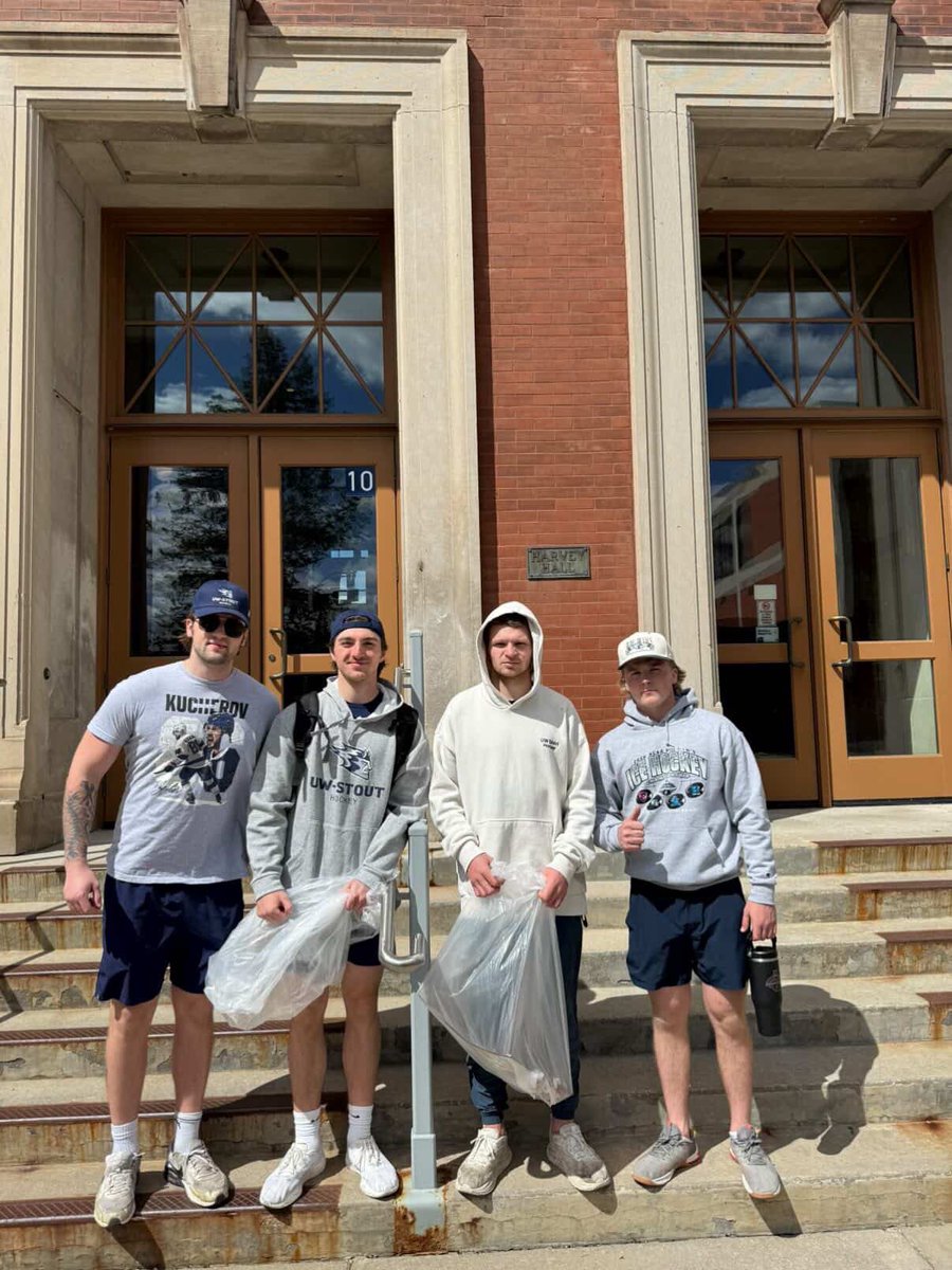 UWStoutHockey's tweet image. The team was out and about this past week helping clean up around campus and the community. Proud to give back to the place we call home💙

#bleedblue #rolldevs