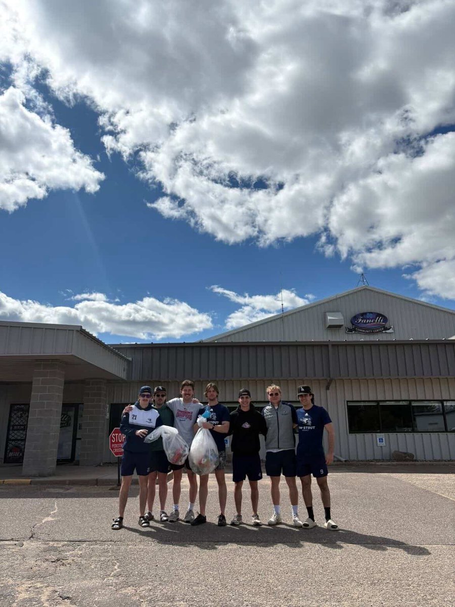UWStoutHockey's tweet image. The team was out and about this past week helping clean up around campus and the community. Proud to give back to the place we call home💙

#bleedblue #rolldevs