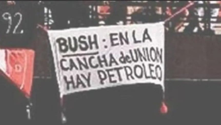 Pero el fútbol argentino siempre hizo eso, es ese espacio social donde se pueden expresar lo que se quiera y no me vengan con que no hay que mezclar con politica, por que el fútbol es y fue un arma política