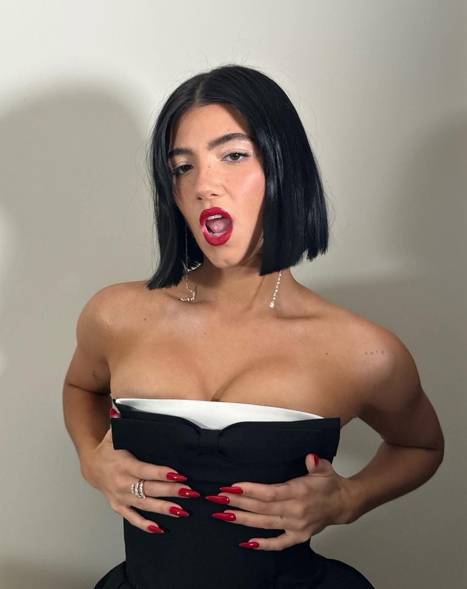 Simp for Charli tweet media